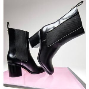 ZARA Black heeled ankle boots. Elastic side panels. Block heel. Oval toe.